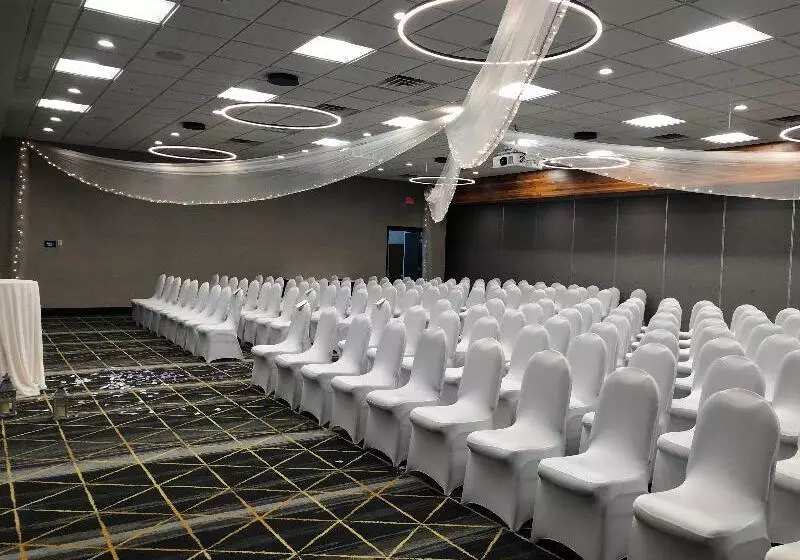 فندق Holiday Inn & Suites St. Cloud, An Ihg