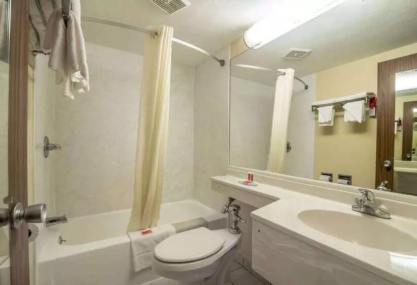 בית מלון כפרי Econo Lodge Inn And Suites