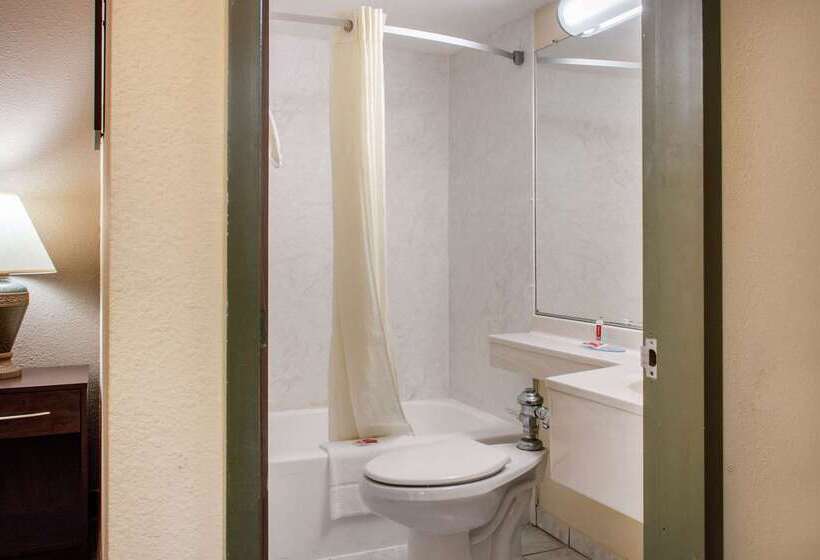 فندق Econo Lodge Inn And Suites