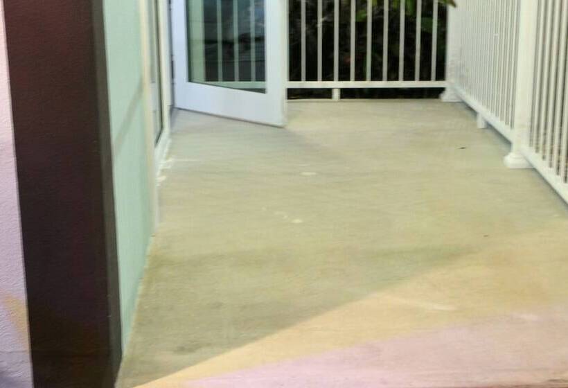 فندق Island House