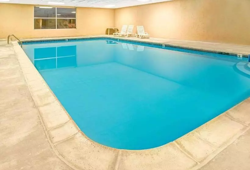 فندق Travelodge By Wyndham Lincoln