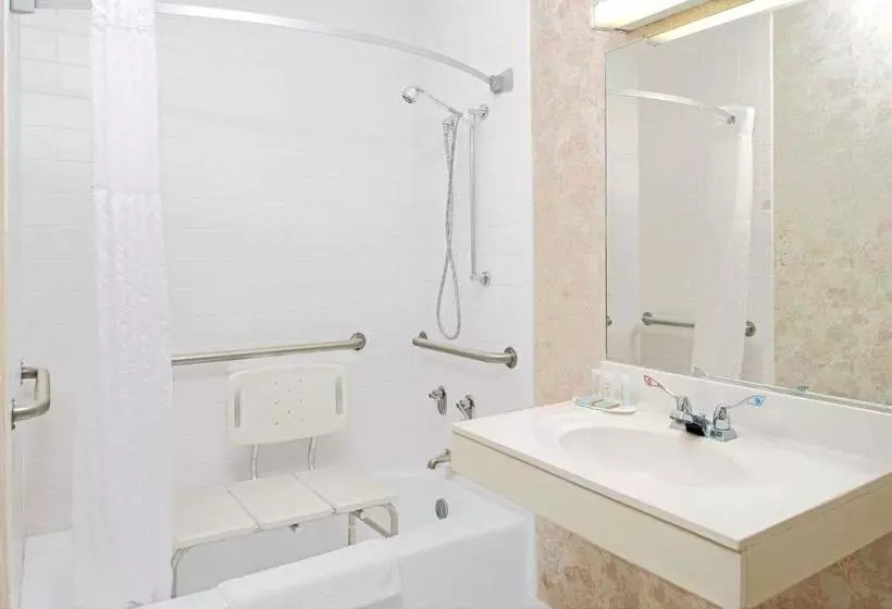 فندق Travelodge By Wyndham Lincoln