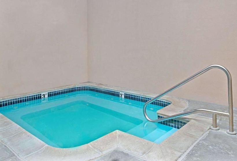 هتل Travelodge By Wyndham Lincoln