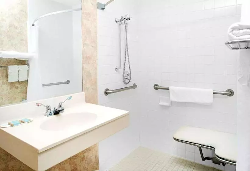 فندق Travelodge By Wyndham Lincoln