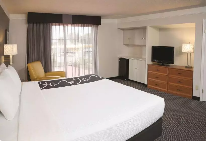 Отель La Quinta Inn By Wyndham Ventura