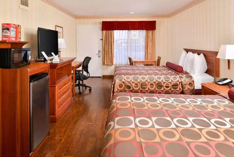 호텔 Best Western Plus Raffles Inn & Suites