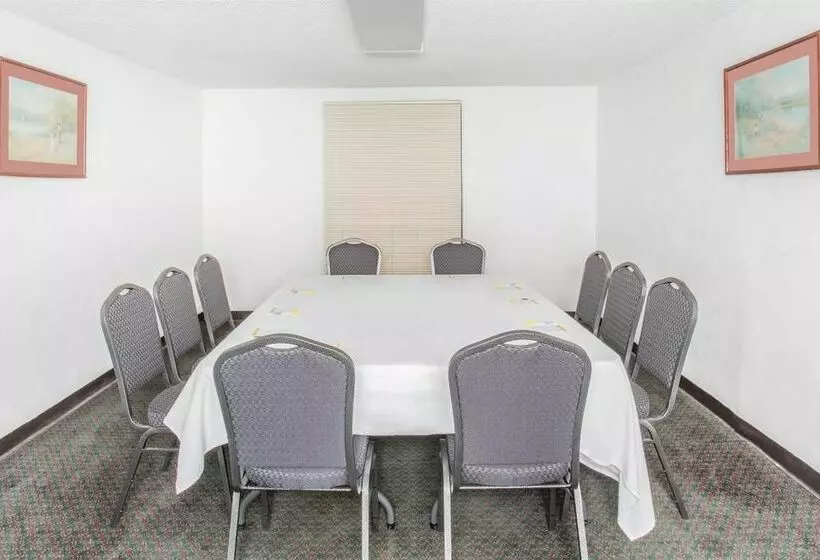 בית מלון כפרי Days Inn By Wyndham Rock Springs