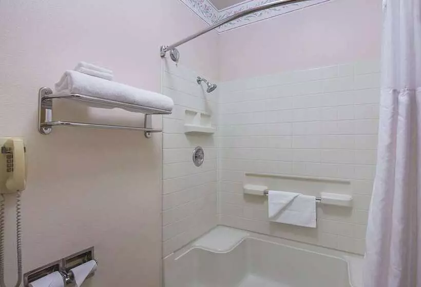 Otel Quality Inn Fresno Yosemite Airport