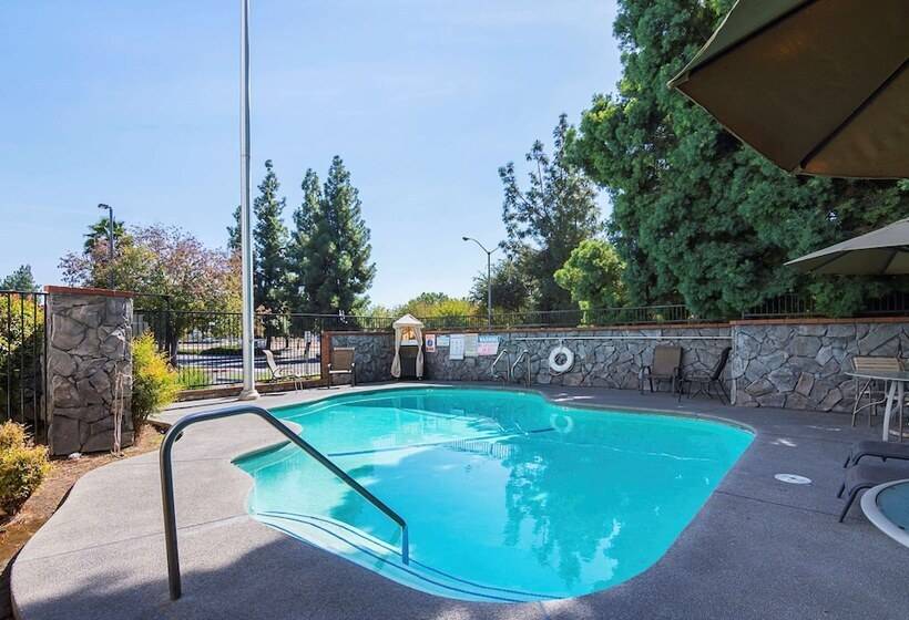 هتل Quality Inn Fresno Yosemite Airport
