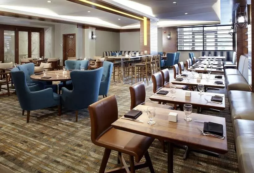 Отель Raleigh Marriott Crabtree Valley