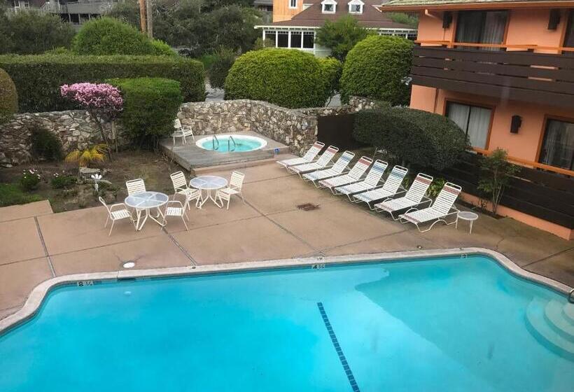 هتل The Monarch Resort