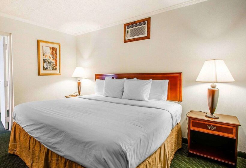 호텔 Clarion Inn & Suites Dothan South