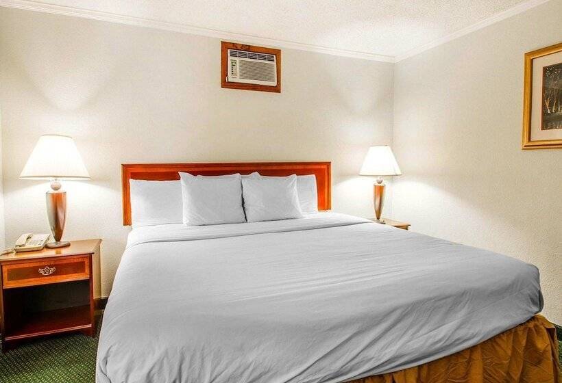 호텔 Clarion Inn & Suites Dothan South