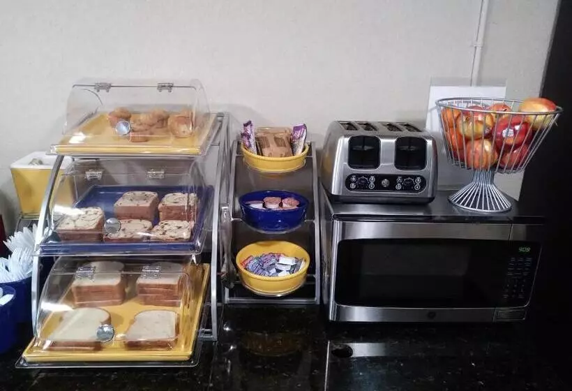 هتل Days Inn By Wyndham Hot Springs