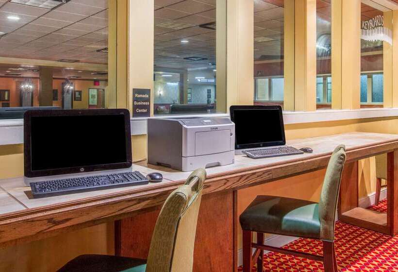 هتل Clarion Inn & Suites And Convention Center