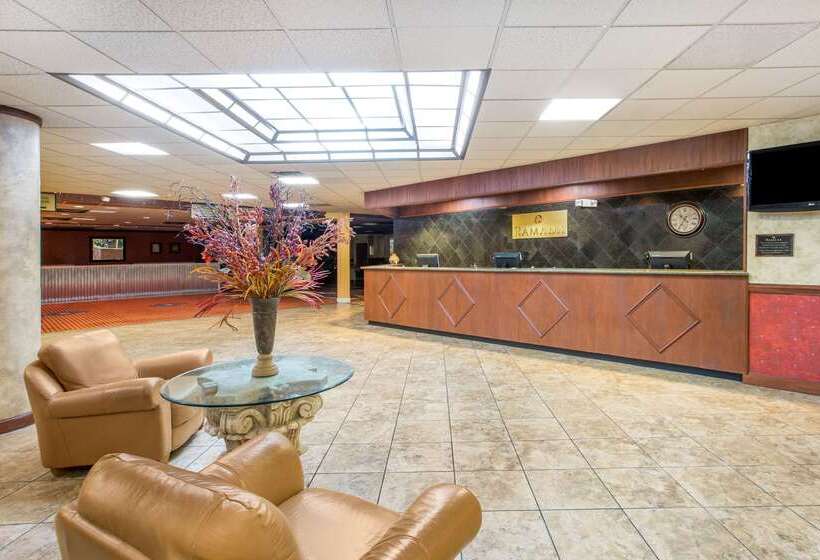 هتل Clarion Inn & Suites And Convention Center