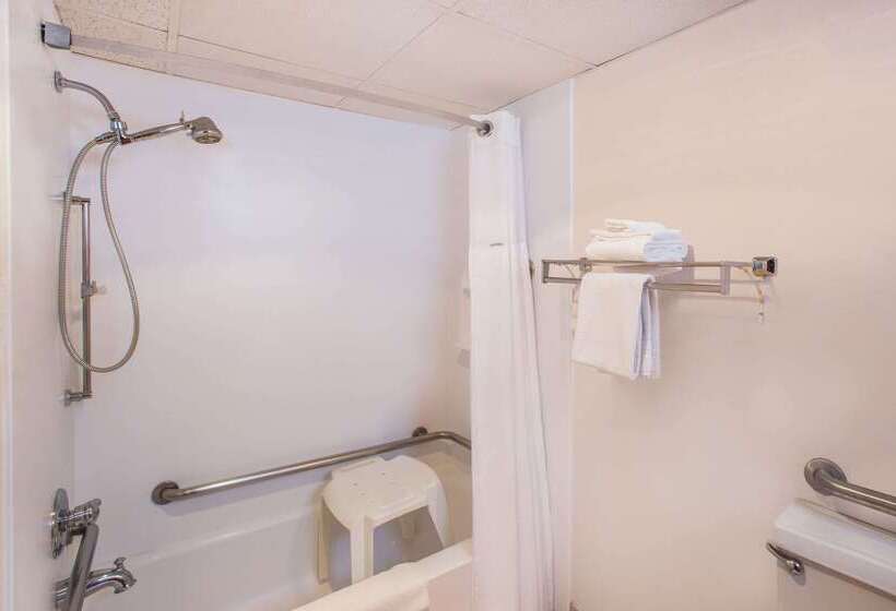 هتل Clarion Inn & Suites And Convention Center