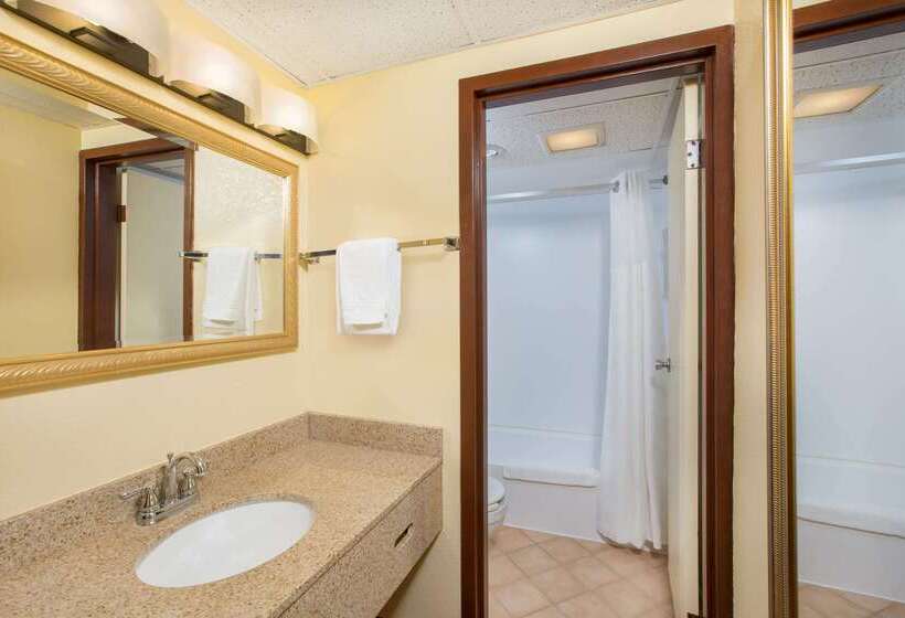 هتل Clarion Inn & Suites And Convention Center