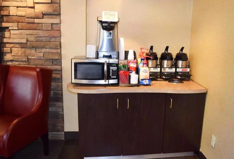 Отель Red Roof Inn Plus+ Pittsburgh East Monroeville