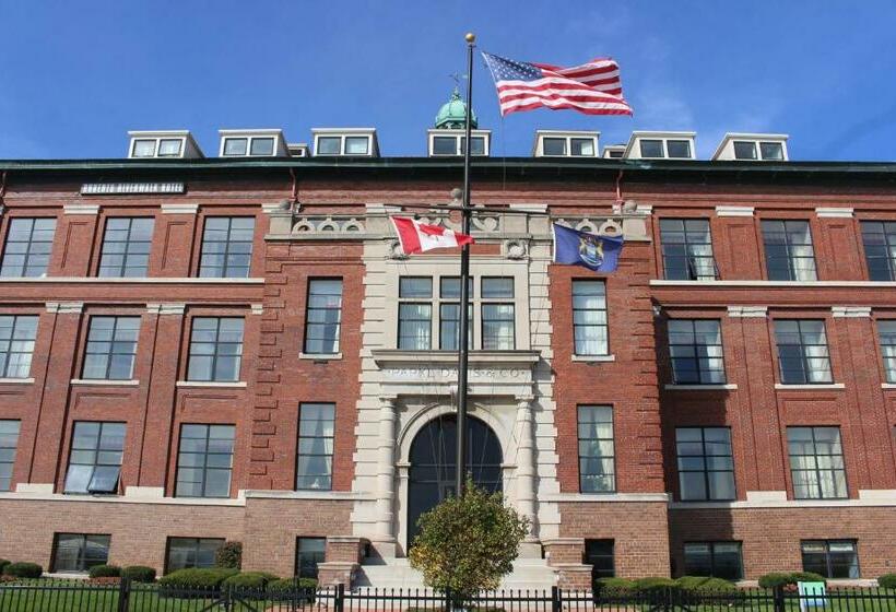 هتل Roberts Riverwalk Urban Resort