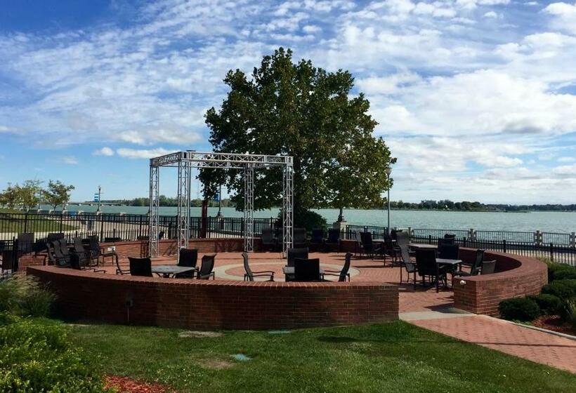 هتل Roberts Riverwalk Urban Resort