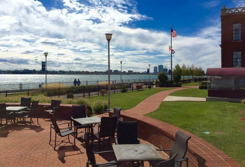 هتل Roberts Riverwalk Urban Resort