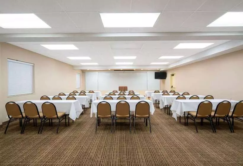 ホテル Baymont By Wyndham Knoxville/cedar Bluff