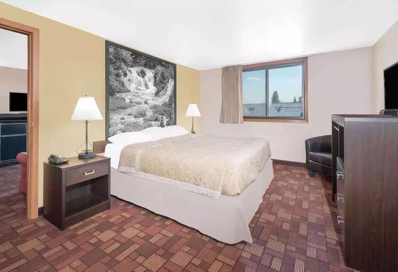 هتل Super 8 By Wyndham Watertown