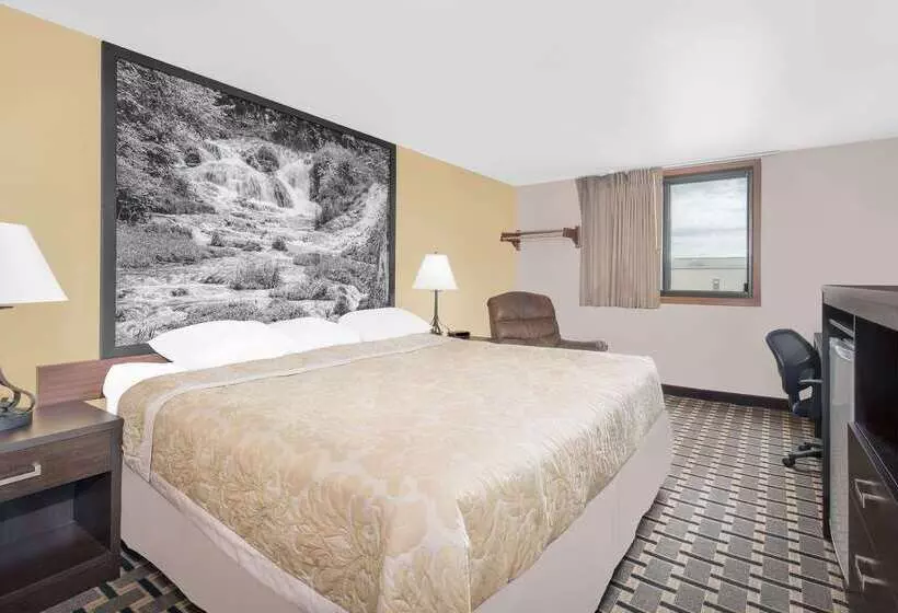 هتل Super 8 By Wyndham Watertown