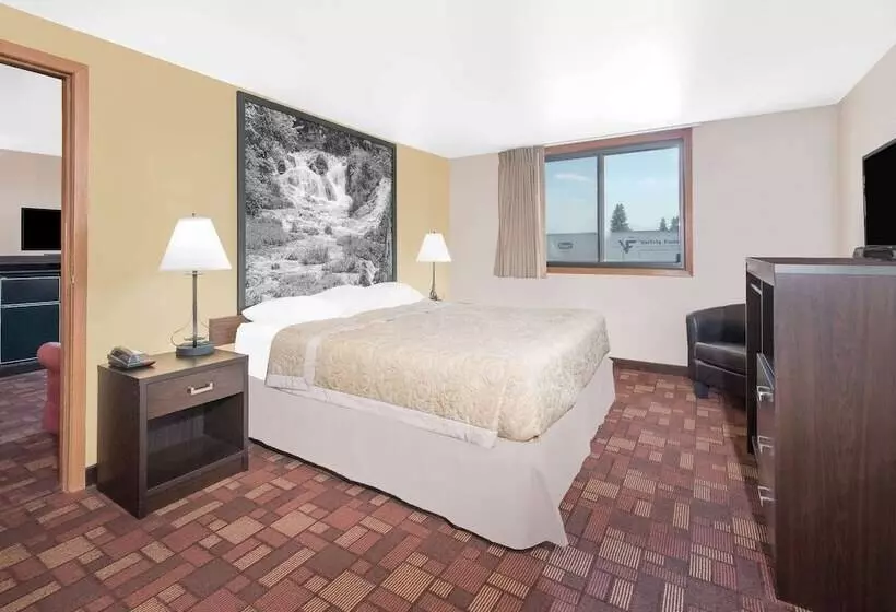 هتل Super 8 By Wyndham Watertown