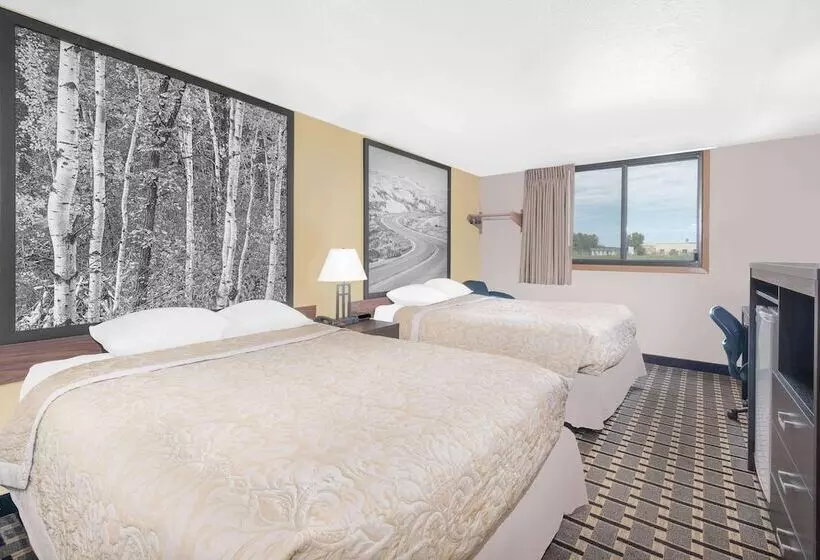 هتل Super 8 By Wyndham Watertown