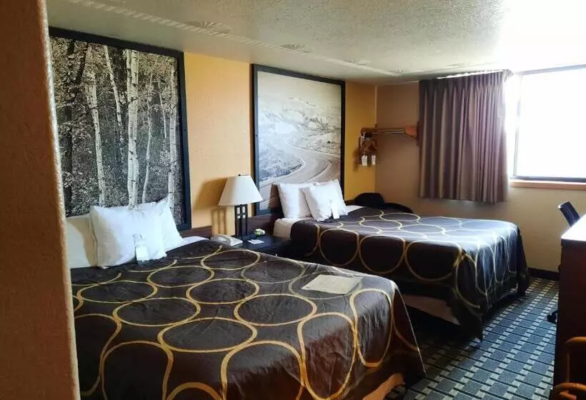 هتل Super 8 By Wyndham Watertown