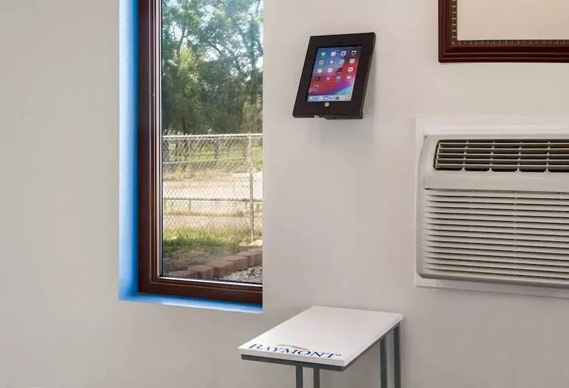 فندق على الطريق Baymont By Wyndham Hutchinson