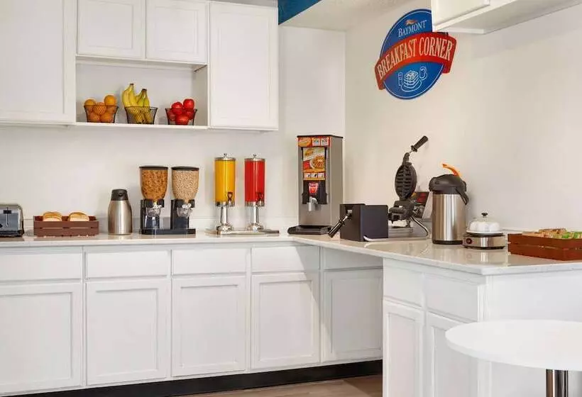 فندق على الطريق Baymont By Wyndham Hutchinson