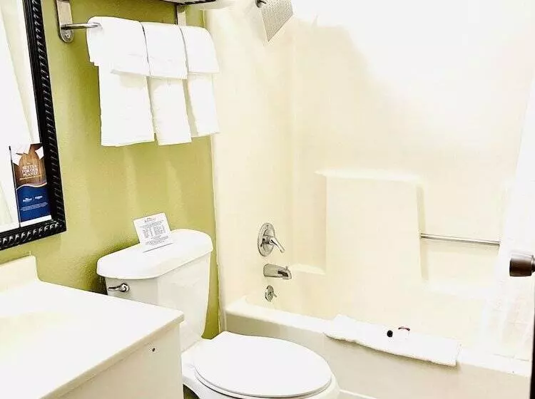 فندق على الطريق Baymont By Wyndham Hutchinson