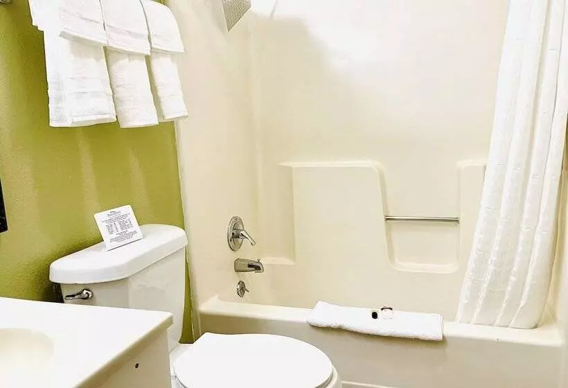 فندق على الطريق Baymont By Wyndham Hutchinson