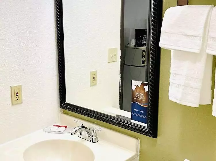 فندق على الطريق Baymont By Wyndham Hutchinson