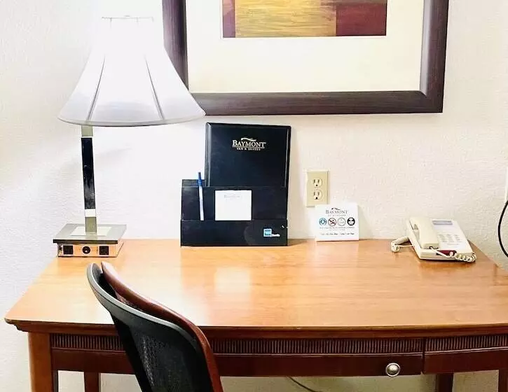 فندق على الطريق Baymont By Wyndham Hutchinson