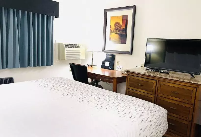 فندق على الطريق Baymont By Wyndham Hutchinson