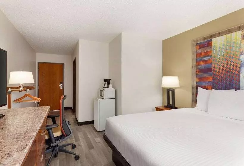 فندق على الطريق Baymont By Wyndham Hutchinson