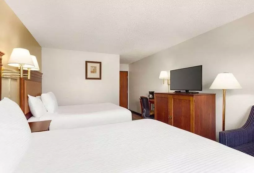 فندق على الطريق Baymont By Wyndham Hutchinson