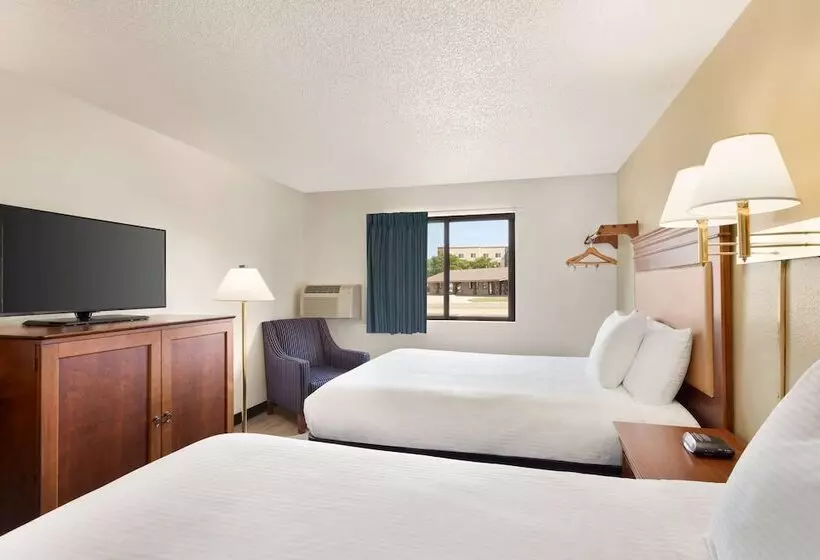 فندق على الطريق Baymont By Wyndham Hutchinson