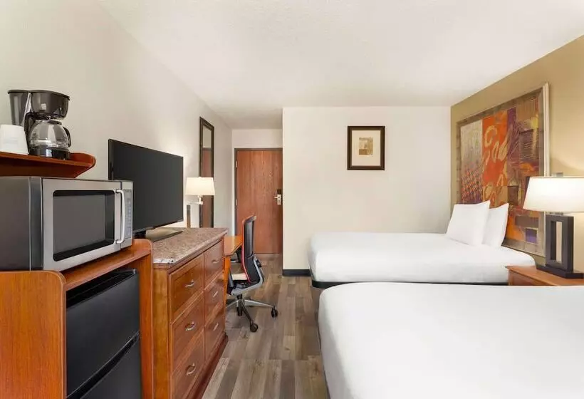 فندق على الطريق Baymont By Wyndham Hutchinson