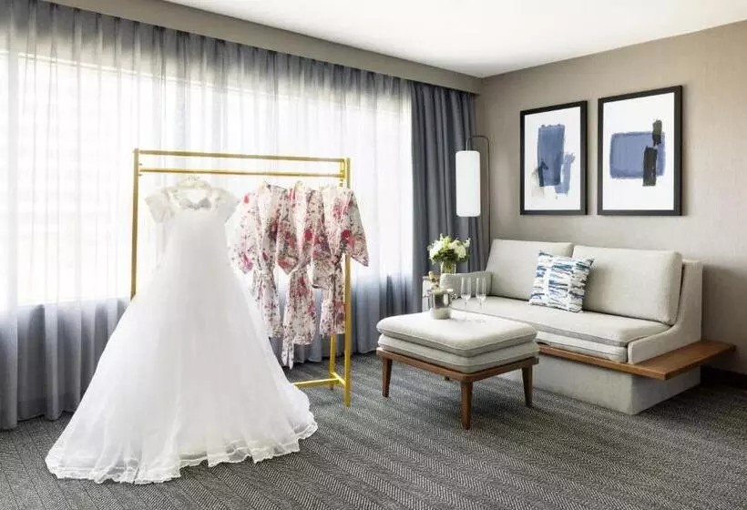 Отель Courtyard By Marriott Los Angeles Woodland Hills