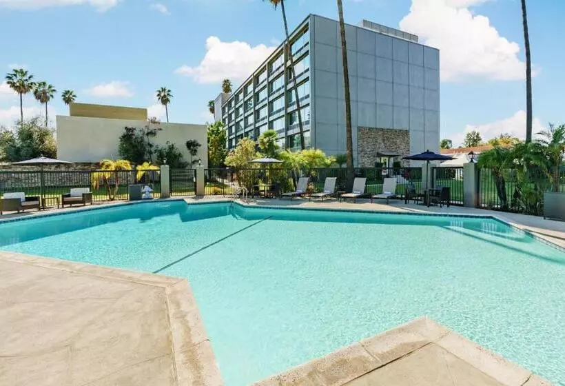 Отель Courtyard By Marriott Los Angeles Woodland Hills