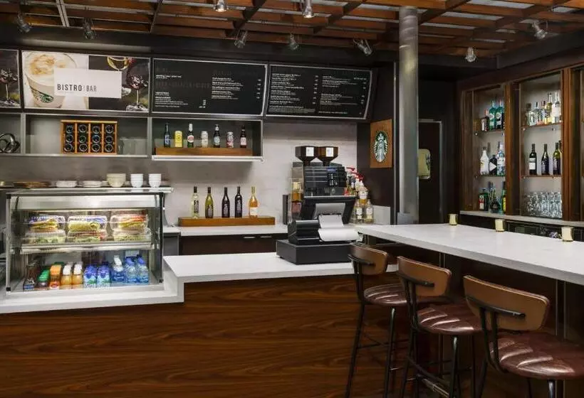 Отель Courtyard By Marriott Los Angeles Woodland Hills