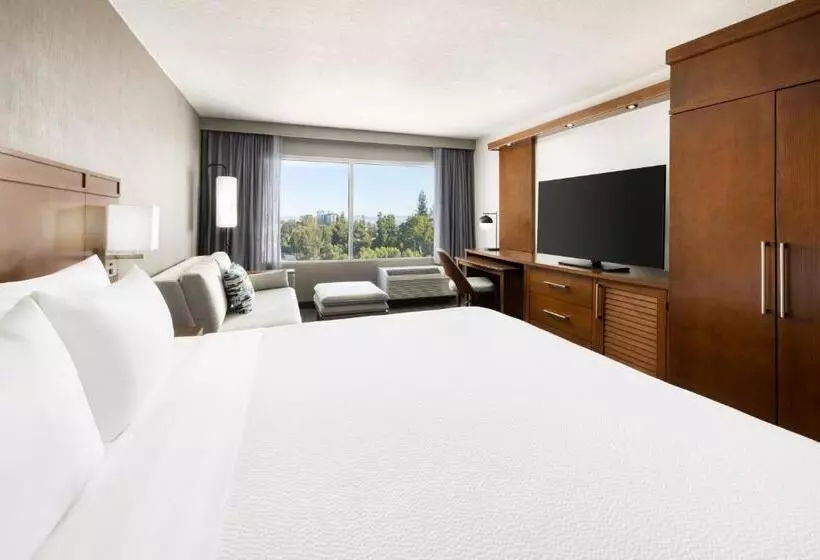 Отель Courtyard By Marriott Los Angeles Woodland Hills