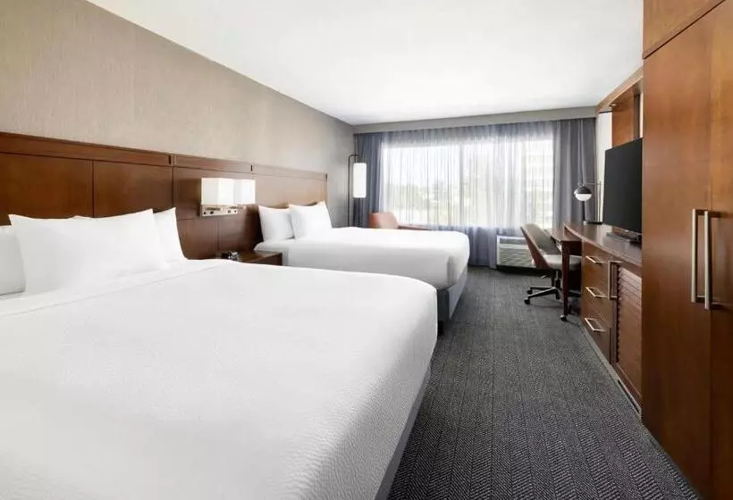 Отель Courtyard By Marriott Los Angeles Woodland Hills