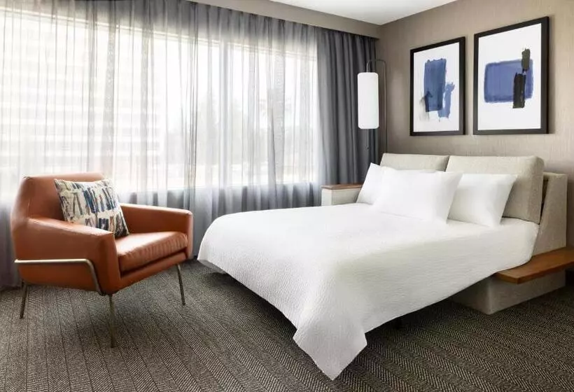 Отель Courtyard By Marriott Los Angeles Woodland Hills