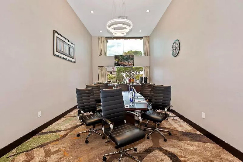 هتل Doubletree By Hilton Whittier Los Angeles